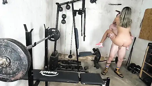 pantat besar di dalam gym