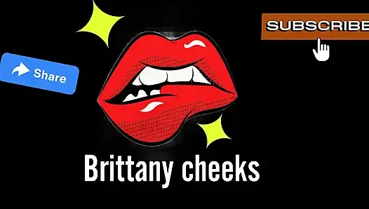 Brittany diğer insanların önünde duş almak için banyo kullanıyor