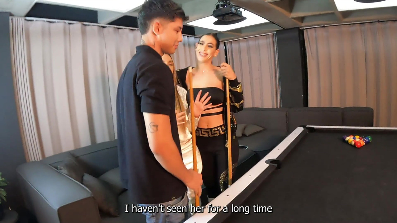 和两个令人难以置信的拉丁女郎在台球桌上玩3P