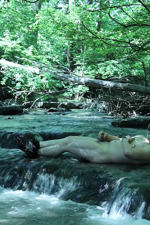 滝のそばで体を伸ばし、少しだけプライベートな時間をこっそり取ろうとしている