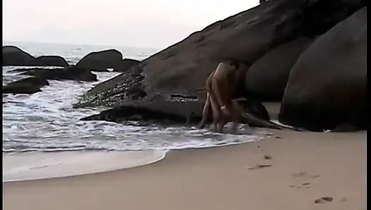 Heiße spanische blondine bekommt am strand ihren arsch gebohrt und nimmt eine gesichtsbesamung