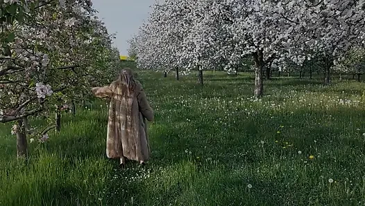 Olgun Bir Kadın Şeffaf Bir Beden Giysisiyle Dışarıda Dolaşıyor!