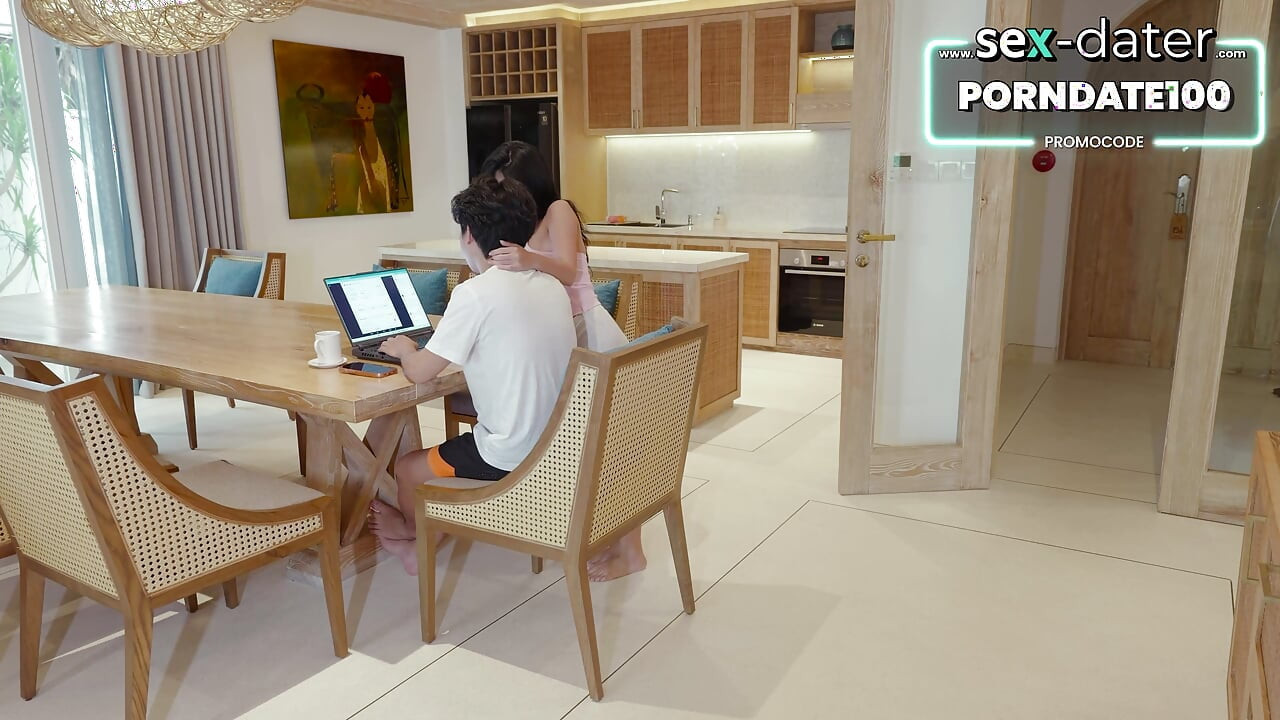 아시아 창녀가 쳐다 보고, 정액을 삼키고 존나게 시오후키 - 지저분한 섹스 데이트