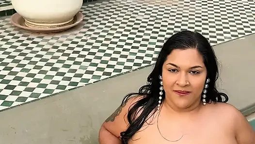 BBW Twerking in Pool Splashing Water with Huge Ass. Wet Fat Booty Clapping Outdoor