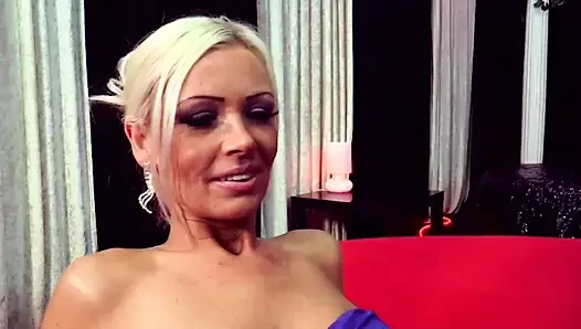 Schöne sexy blondine bekommt muschi geleckt