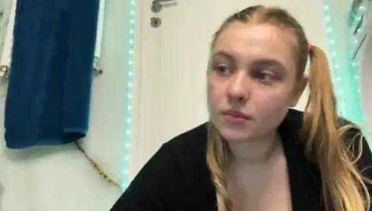 Jucielussie wechselt die outfits vor der webcam