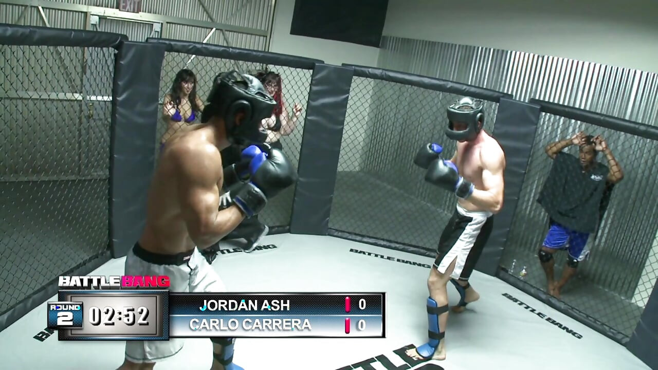 Sofa tiang berat lubang kotor yang sedap kelihatan kecil dipenuhi dengan pancutan muka