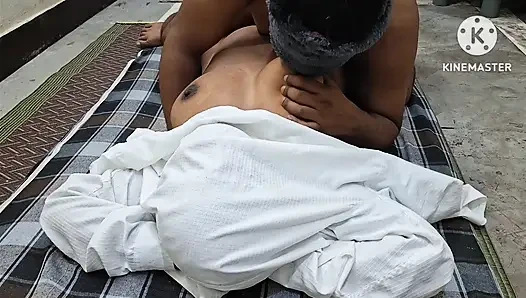 Erkek arkadaş kız arkadaşının amını ve göğüslerini yalıyor