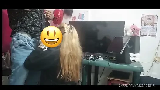 Wunderschöner Rubin Gibt Einen Ausgezeichneten Blowjob