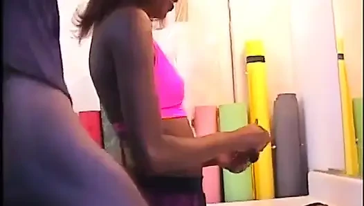 Şekilli vücutlu amcıklı siyah güzellik ilk fotoğraf çekiminde sikiliyor