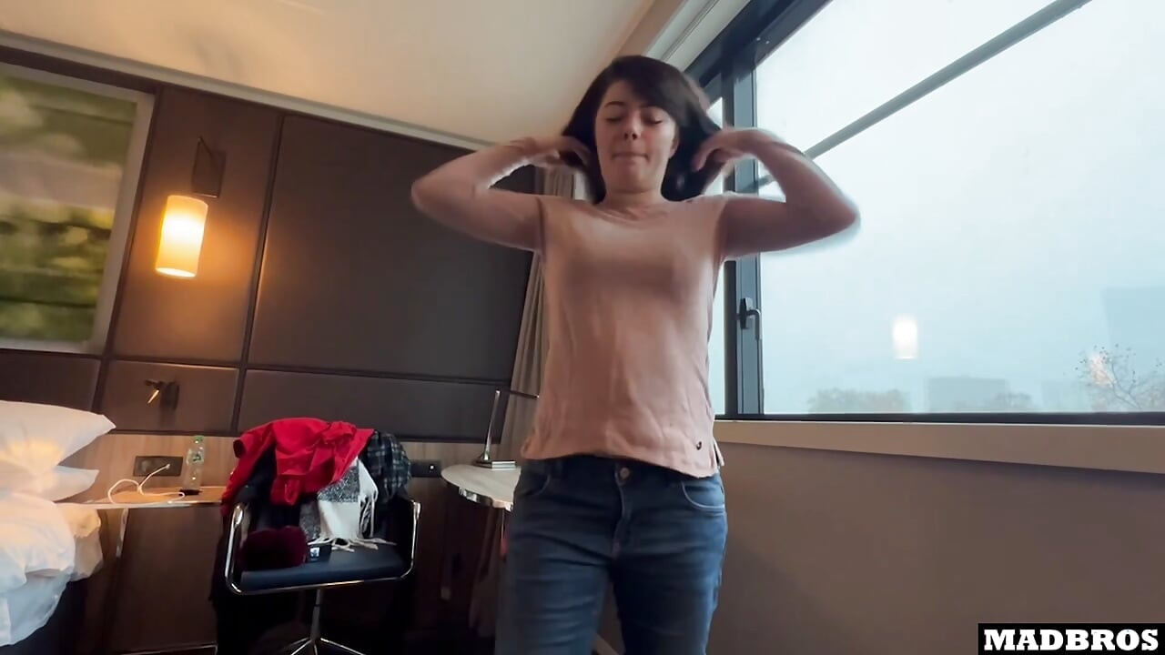 Красивую французскую девушку трахают в снегу в Париже !!