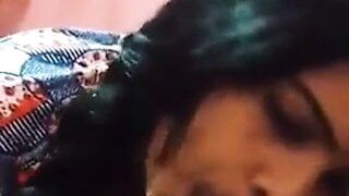 Hindoe vrouw zuigt moslim besneden pik
