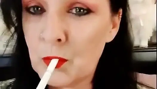 Симпатичная курящая милфа с красной помадой