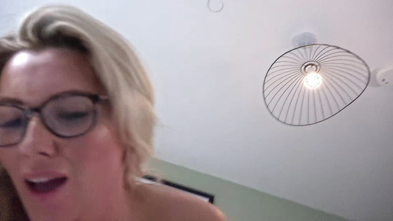 Vollbusige blonde tussi leckt zungenanal und bekommt gesichtsbesamung von Keiran lee