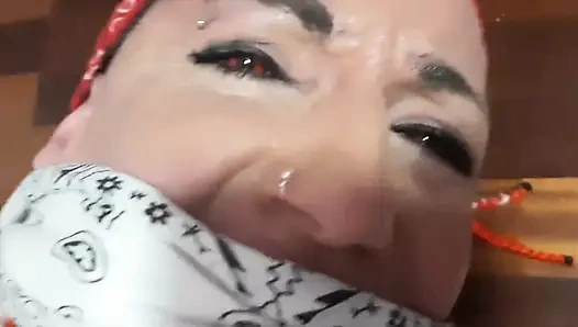 Diikat dan berjuang untuk melarikan diri