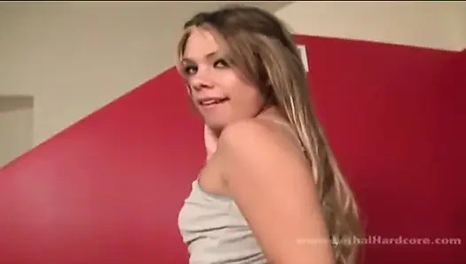 Yardımsever genç latin üvey annesinin dediğini yapıyor