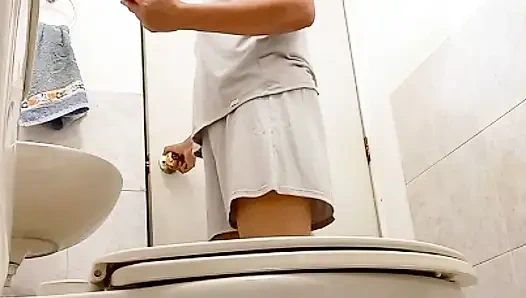 SEKSI OLGUN KADıN BANYODA KıLLı AMCıĞıNı GÖSTERIYOR