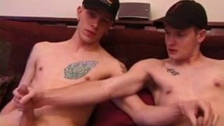 Heterosexual amateur twink dúo masturbándose