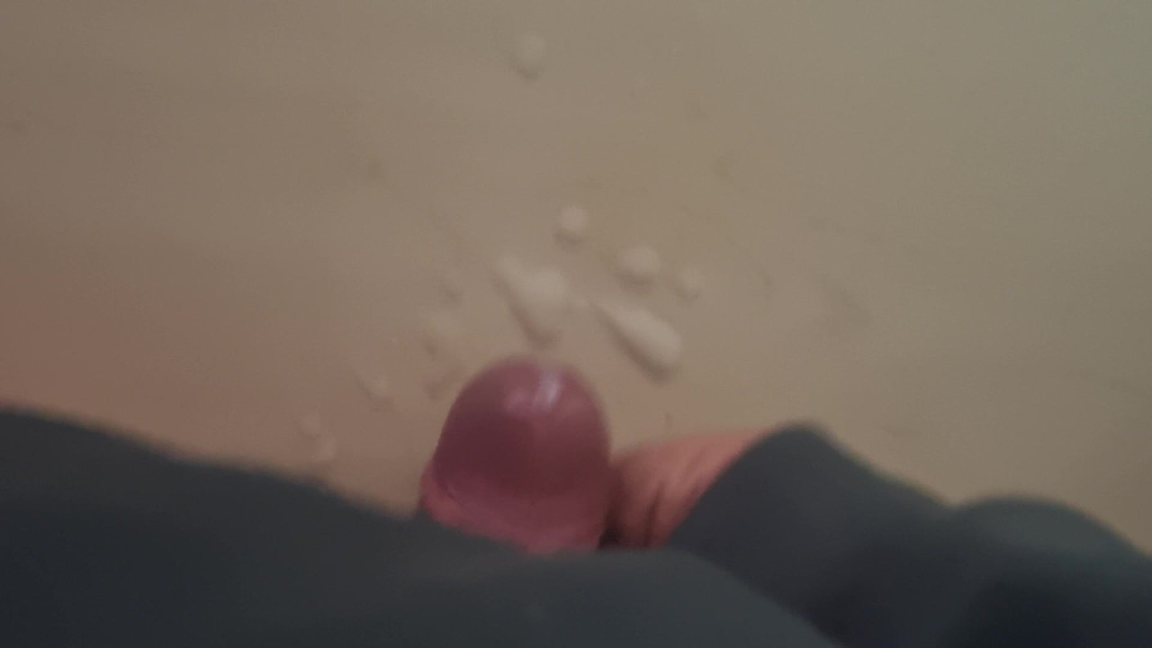 Küçük sissycock dölünü sikiyor