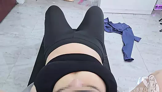 Ateşli tesettürlü kız büyük götünü gösteriyor ve kişisel antrenörü tarafından döl duşu alıyor - minokiiko