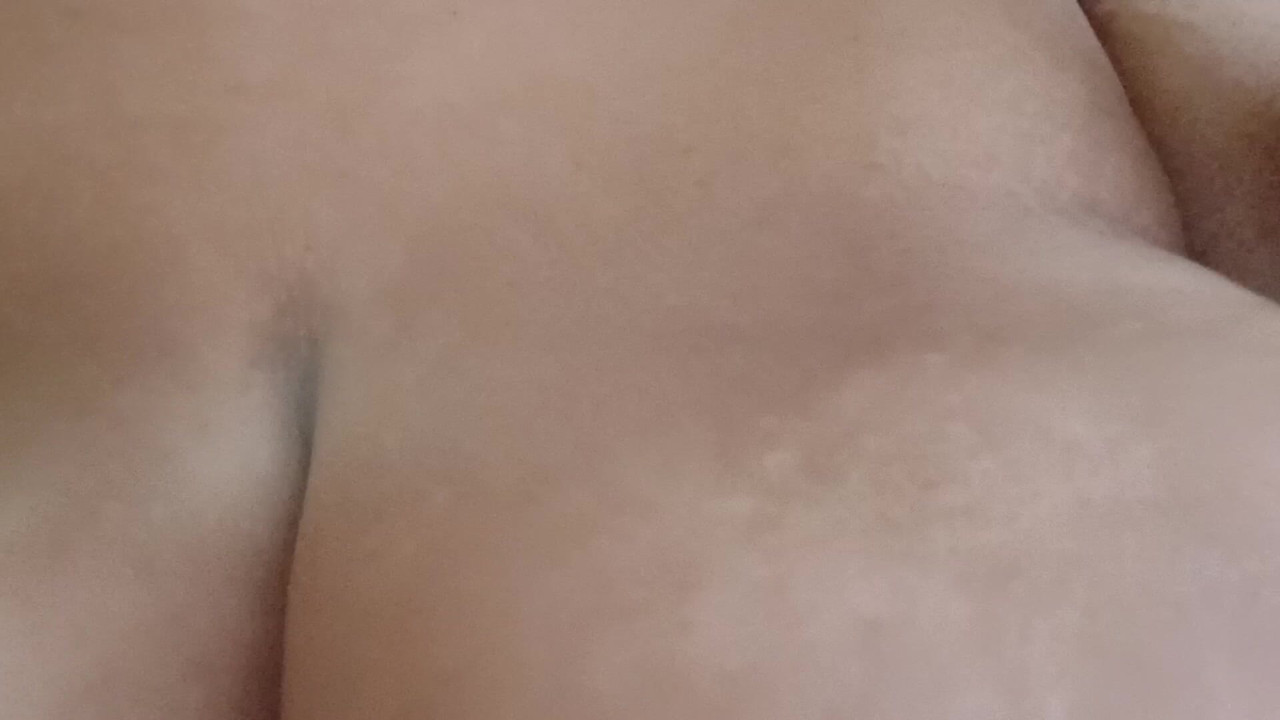 لعب ببزازي على مكتبي