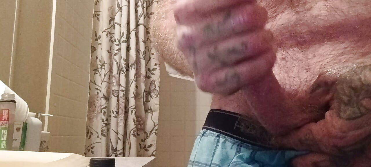 Tati are nevoie de o fetiță care să-l vadă pe tati mângâindu-se pe video call DM tati