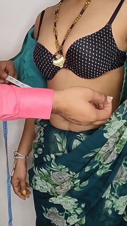 Emotional moment from "Komal ka blouse telar ne dhila sil dia dubara nap le ke silaya"