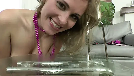 Pirang luar biasa buatan Rusia kacau di pantat oleh Omar Galanti