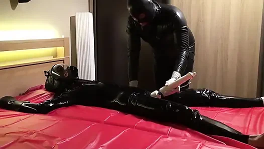 Danielle в латексе получила оргазм с массажным вибратором