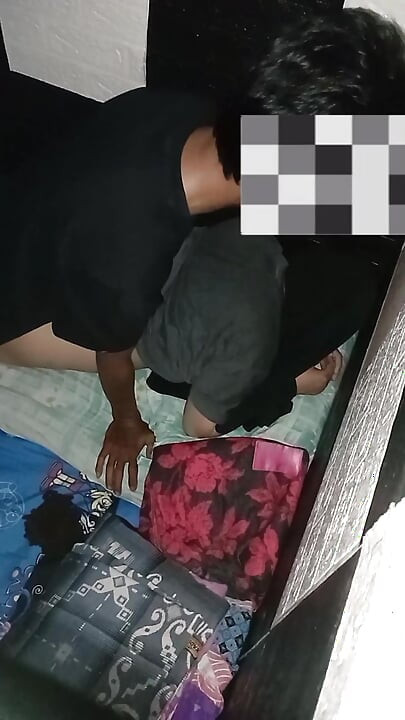ヒジャブをかぶったアジア人女性の尻、彼女は痛みに叫びながらそれを楽しんでいる