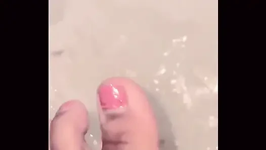 Пальцы ног в душе и кровати