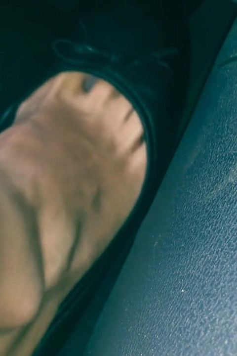 Revving e Driving in Black Leather Flats em Barefeet