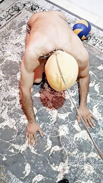 Esclavo bdsm alimentándose debajo de mis pies escupir con comida, humillación y entrenamiento de adoración de paja
