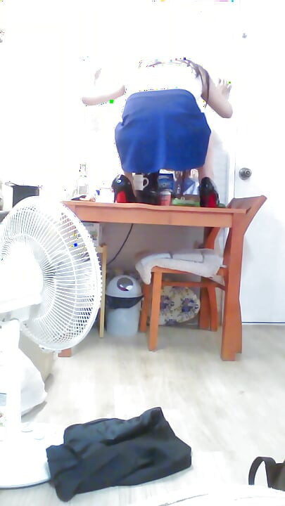 誘惑的な大学生のビッチが一人で遊び、キュウリ、哺乳瓶、卵の注射器を彼女のシシーな膣に挿入します。