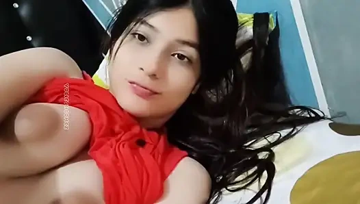 Eşcinsel bir arkadaşımı baştan çıkarıyorum, yarağı sertleşiyor ve küçük amcığımı sikiyor