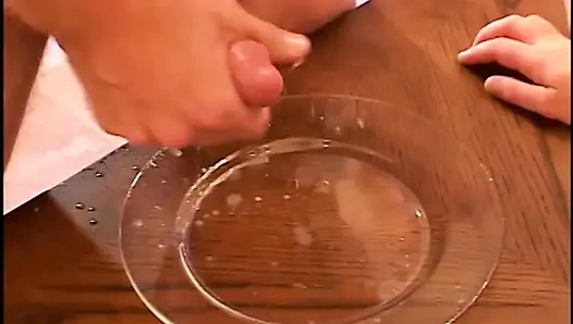 Delapan cowok sange ini muncrat di atas piring sambil dijilat sama kontol besar