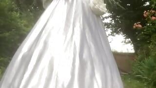 В третьем свадебном платье
