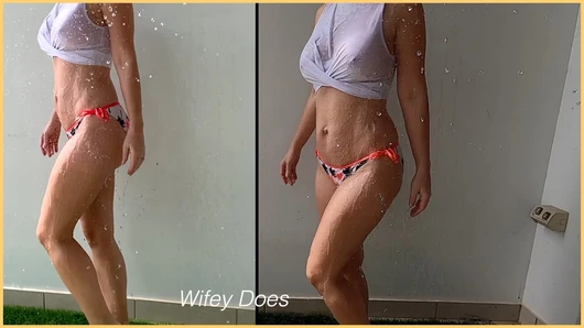 La esposa se moja su cuerpo y sus increíbles y perfectas tetas de MILF sin sujetador y las muestra