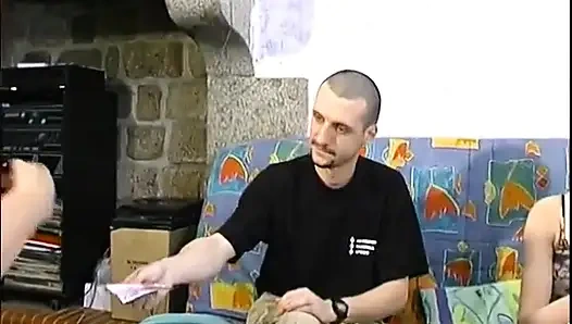 Madam üvey anne küçük haberlerini bir müşteriye sunar.