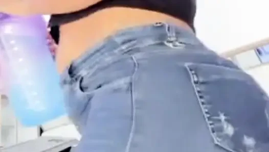 Big Booty in Jeans Dancing