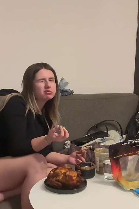 Comer un pollo entero mientras pedos