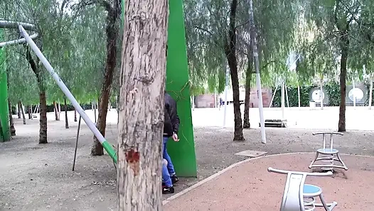 Tante bahenol ini lagi asik nyepong dan ngentot kontol sampai mengerang keenakan