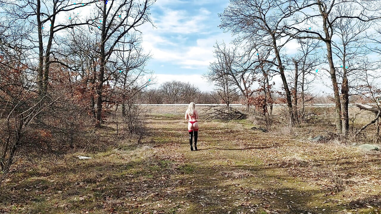 Pequeña puta se quita el traje rojo en la carretera - parte 1