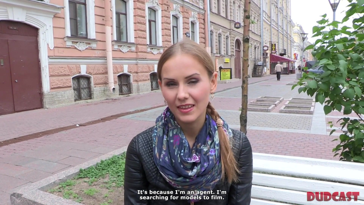 漂亮女孩被引诱与经验丰富的色情经纪人发生性关系