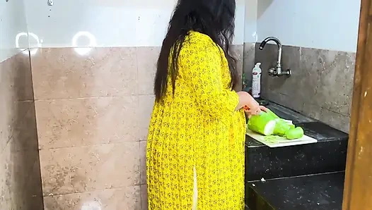 Plötzlich fickte ich meine schwiegermutter, während sie curry in der küche schnitt - desi harten sex