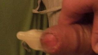 Éjacule à l&#39;intérieur du préservatif en montrant mes grosses couilles