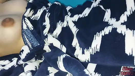 Melihat memek saudara tiriku di celana dalamnya