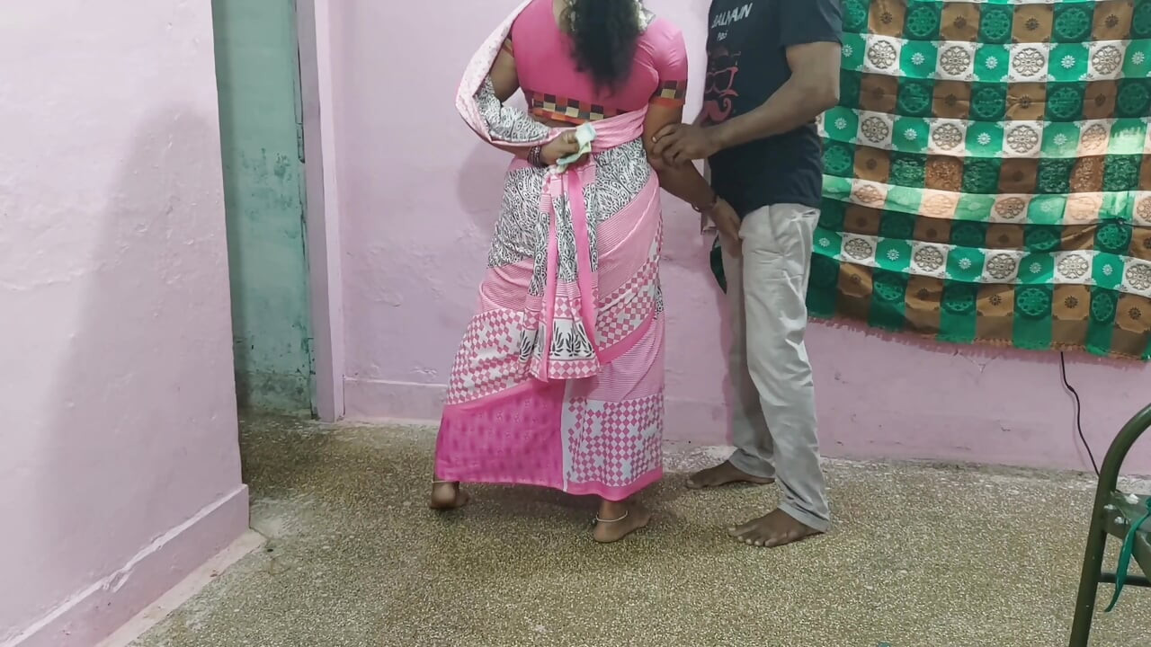 Zgodna desi domaćica hvata dostavljača vode za divlji analni creampie