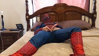 Человек-паук дрочит в костюме 2 со спермой