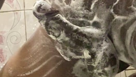 Голодный индийский черный мясистый хуй, ожидающий, чтобы трахнуть его подругу, становится таким возбужденным во время купания